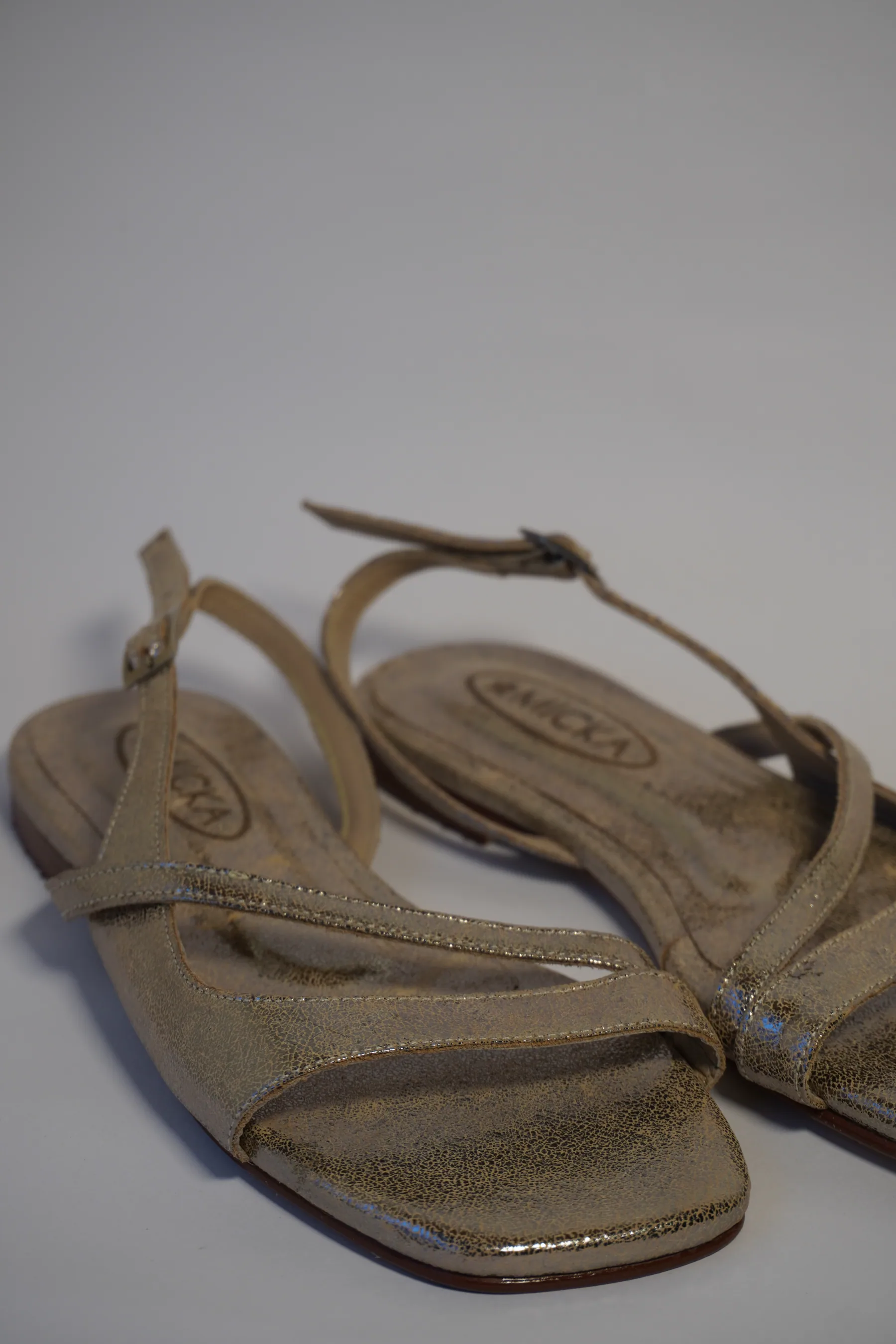 Par de sandalias de tiras en cuero metalizado champán