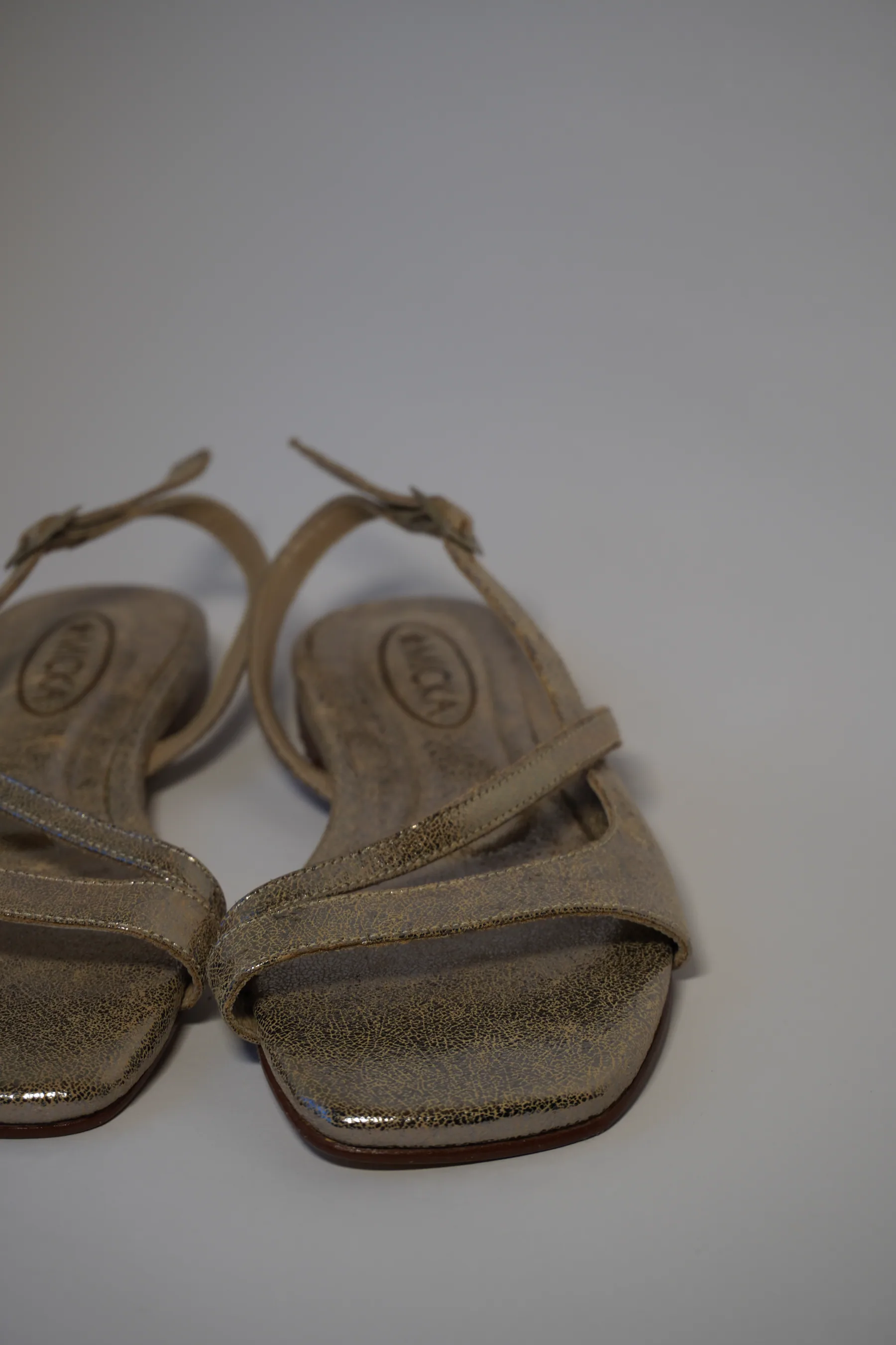 Sandalias metalizadas champán vistas en conjunto